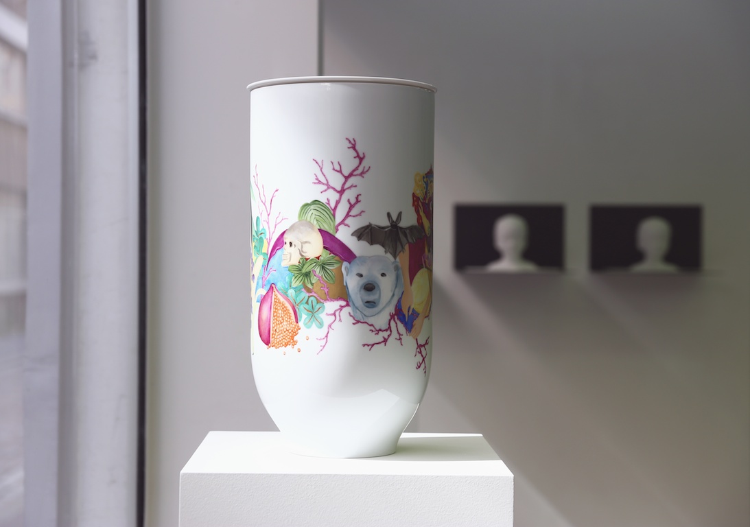 CRY ME A RIVER, 3, 2014, or et décor sur vase Charpin, porcelaine de Sèvres, Photo Michel Martzloff