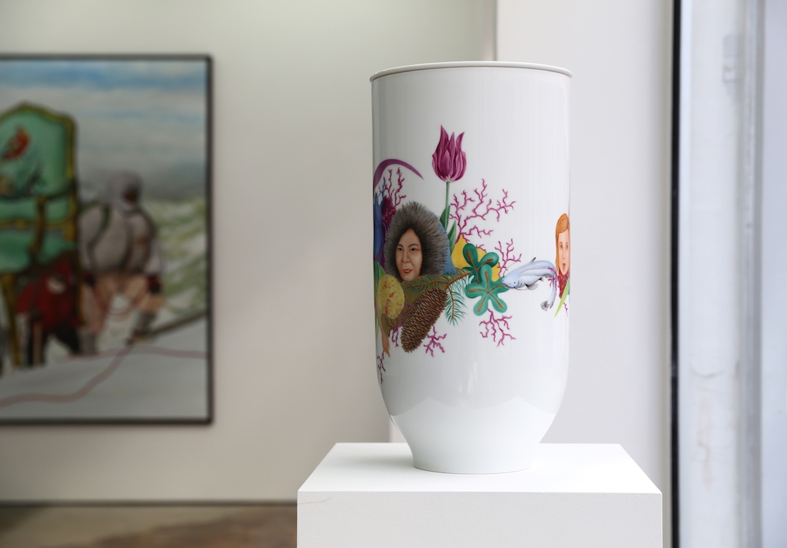 CRY ME A RIVER, 4, 2014, or et décor sur vase Charpin, porcelaine de Sèvres, Photo Michel Martzloff